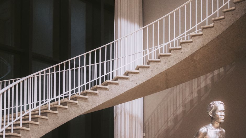 فريق تركيب هندريل على سلم خارجي